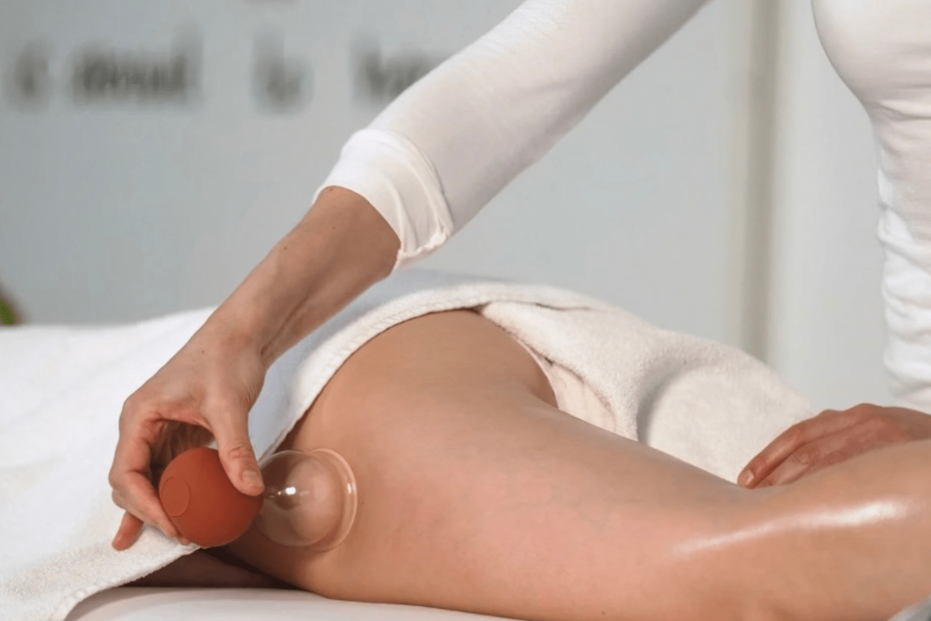 Schröpfkopfmassage – wenn der Körper endlich loslassen darf! Viele Klientinnen und Klienten kommen in meine Praxis, weil sie spüren: Der Rücken ist angespannt. Die Schultern wirken schwer. Der Nacken bleibt dauerhaft unter Spannung. Oft steckt dahinter mehr als nur eine muskuläre Verspannung.